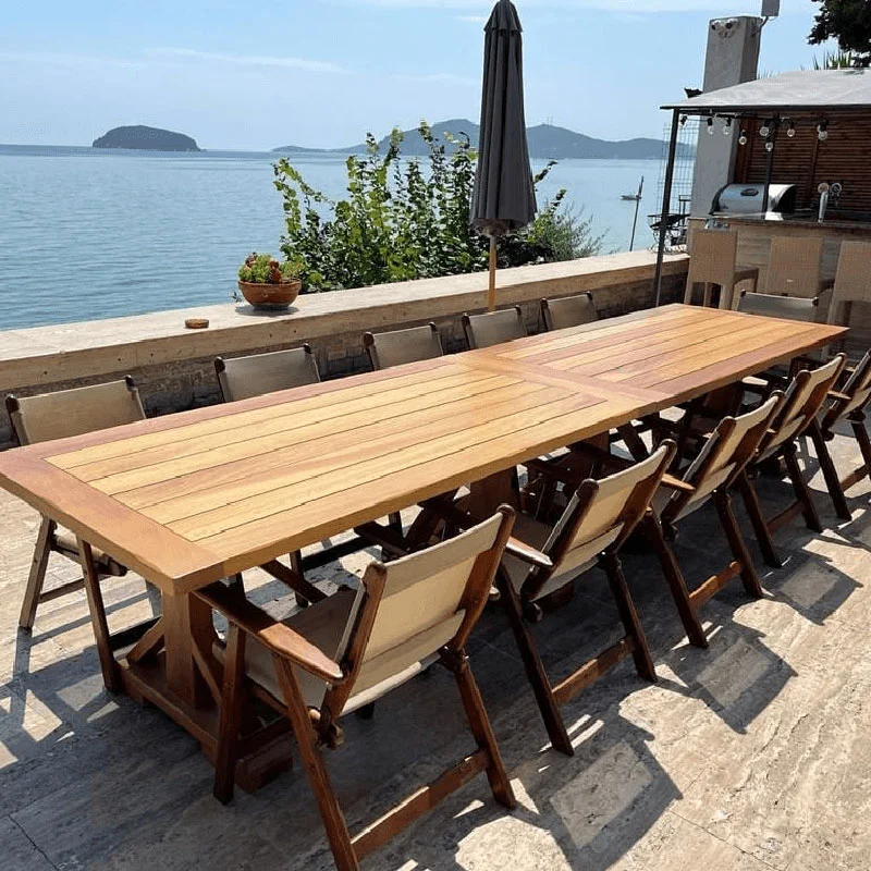 Ξύλινο τραπέζι και ξύλινες καρέκλες